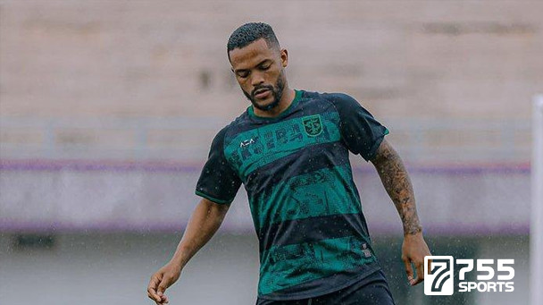 Lepas Leo Lelis, Persebaya Pertahankan Paulo Victor