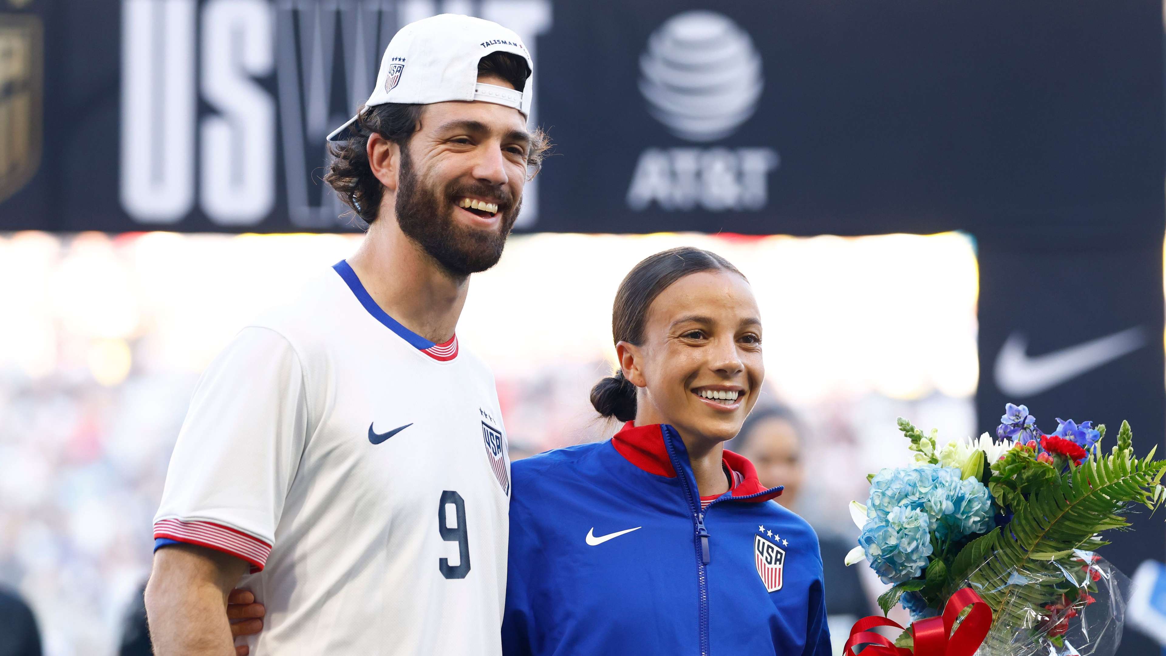 Bintang USWNT Mallory Swanson Menanti Kedatangan Anak Pertamanya