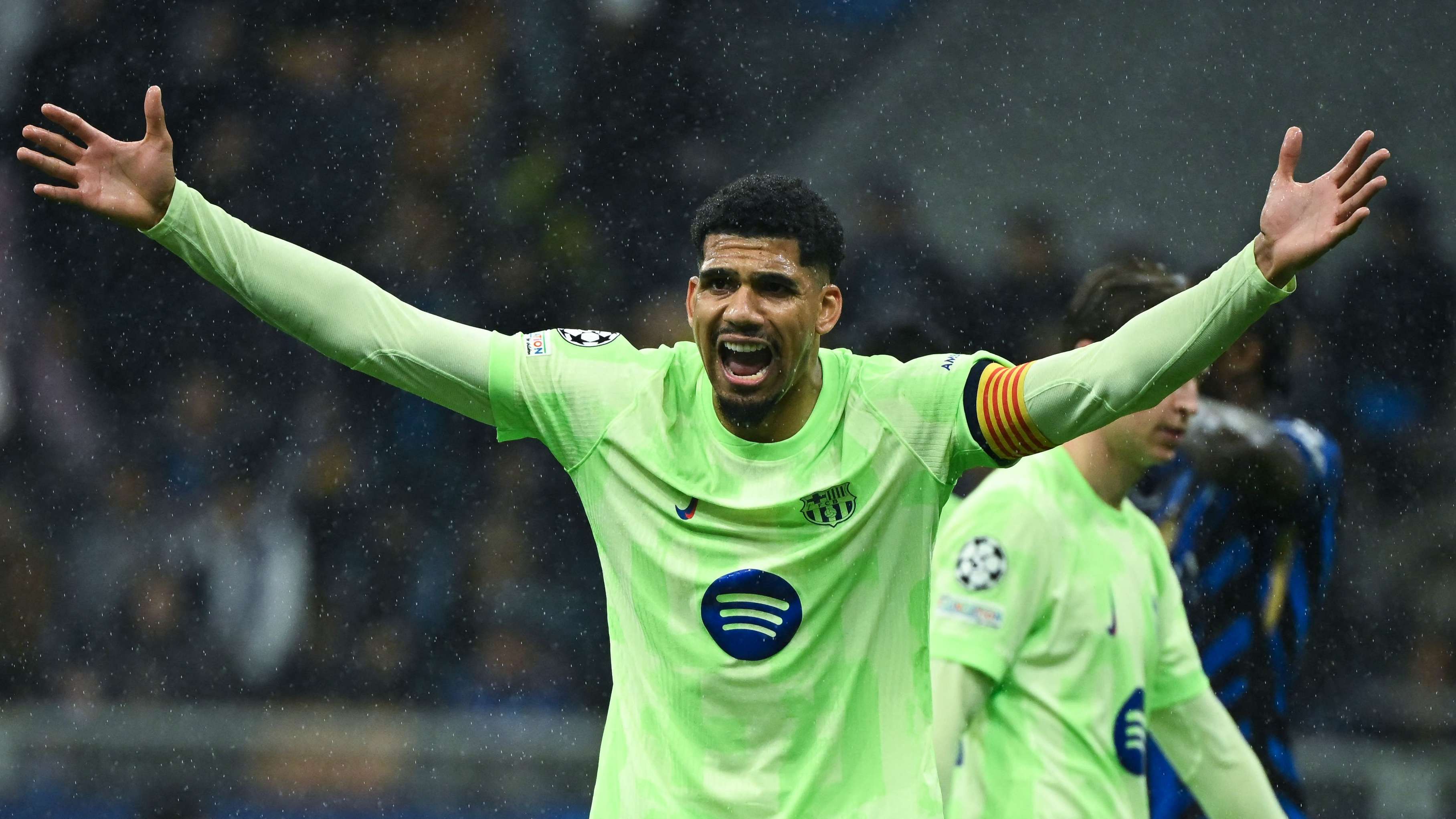 ‘Nunez dari CBs!’ – Para penggemar Barca yang marah menyalahkan Araujo atas kekalahan Inter