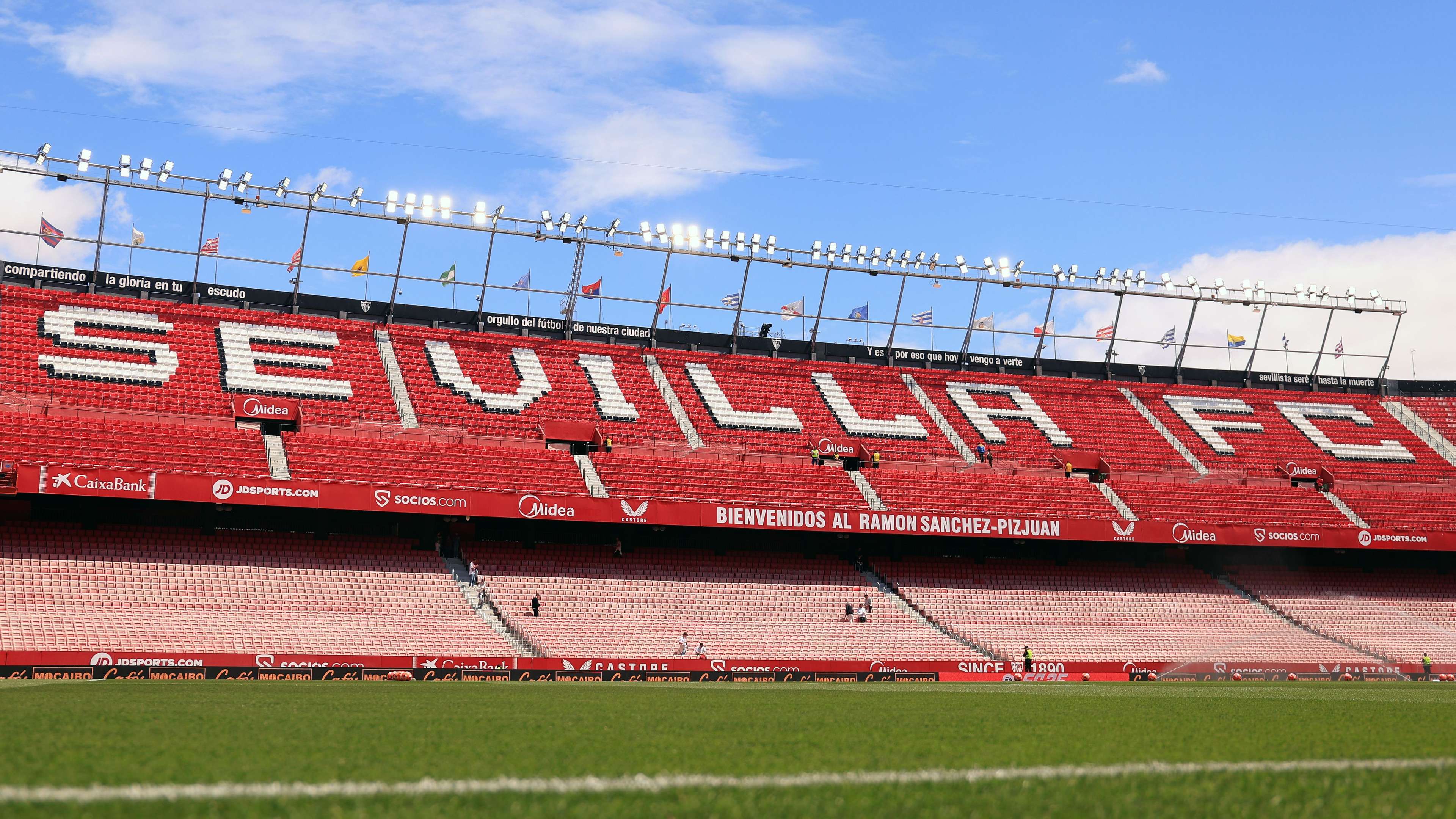📽️ | Fans Sevilla membanjiri lapangan latihan di tengah pertempuran degradasi La Liga