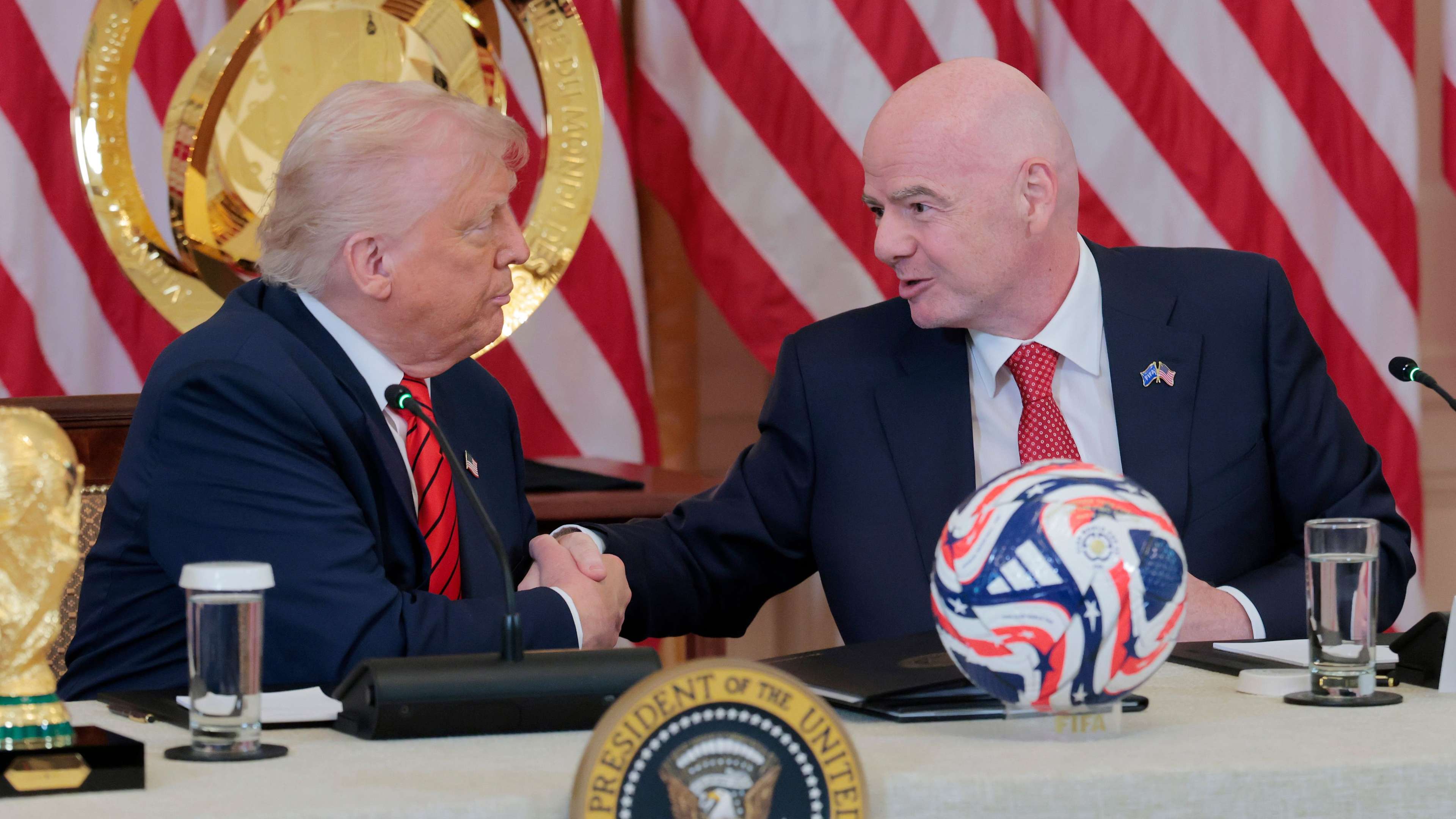 Infantino Memilih Trump saat Pertemuan Dewan FIFA Diundur