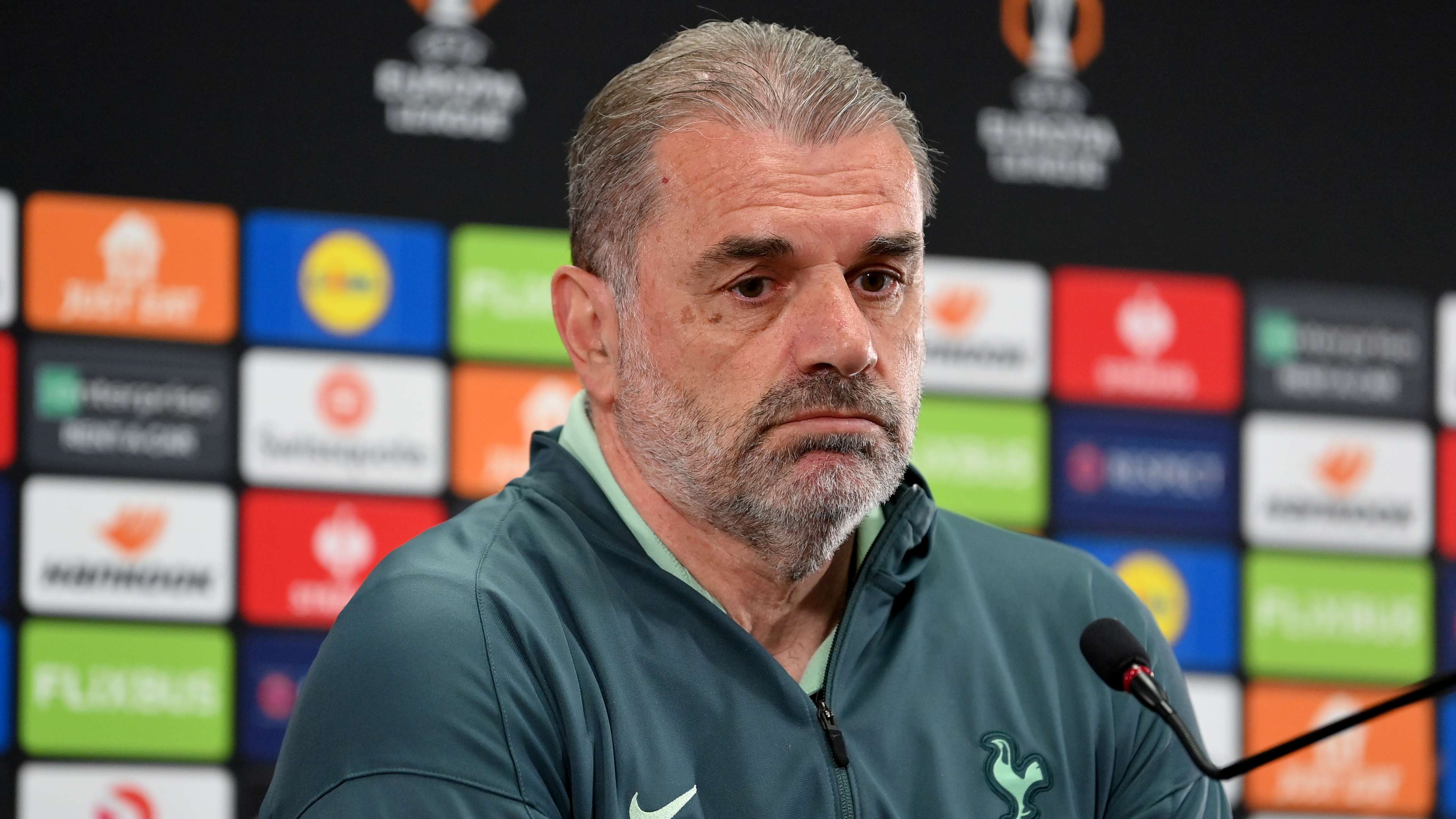Kembang api dinyalakan di hotel Tottenham menjelang semifinal Liga Europa