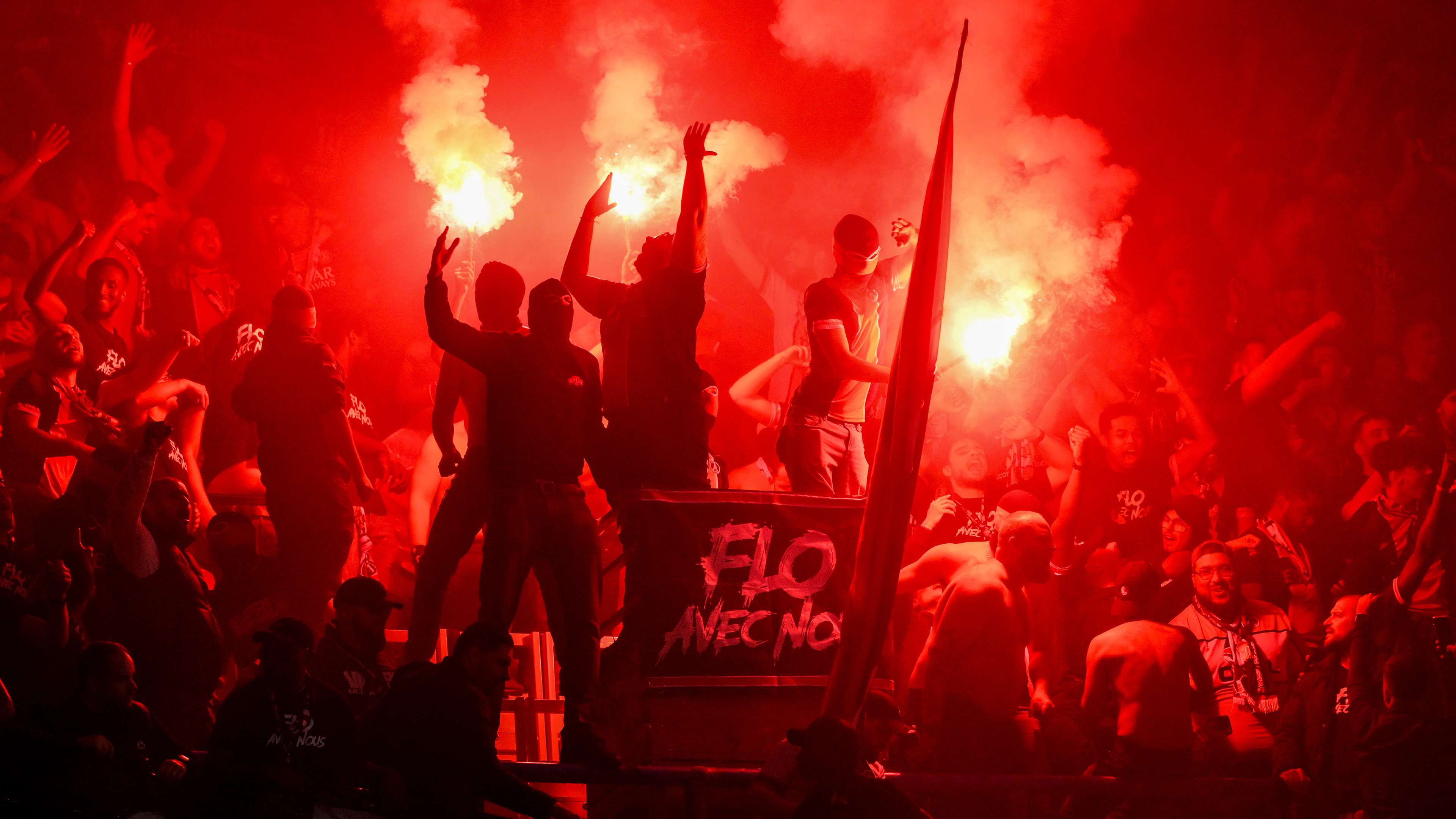 Polisi menangkap 43 orang ketika mobil menabrak para penggemar setelah kemenangan PSG vs Arsenal