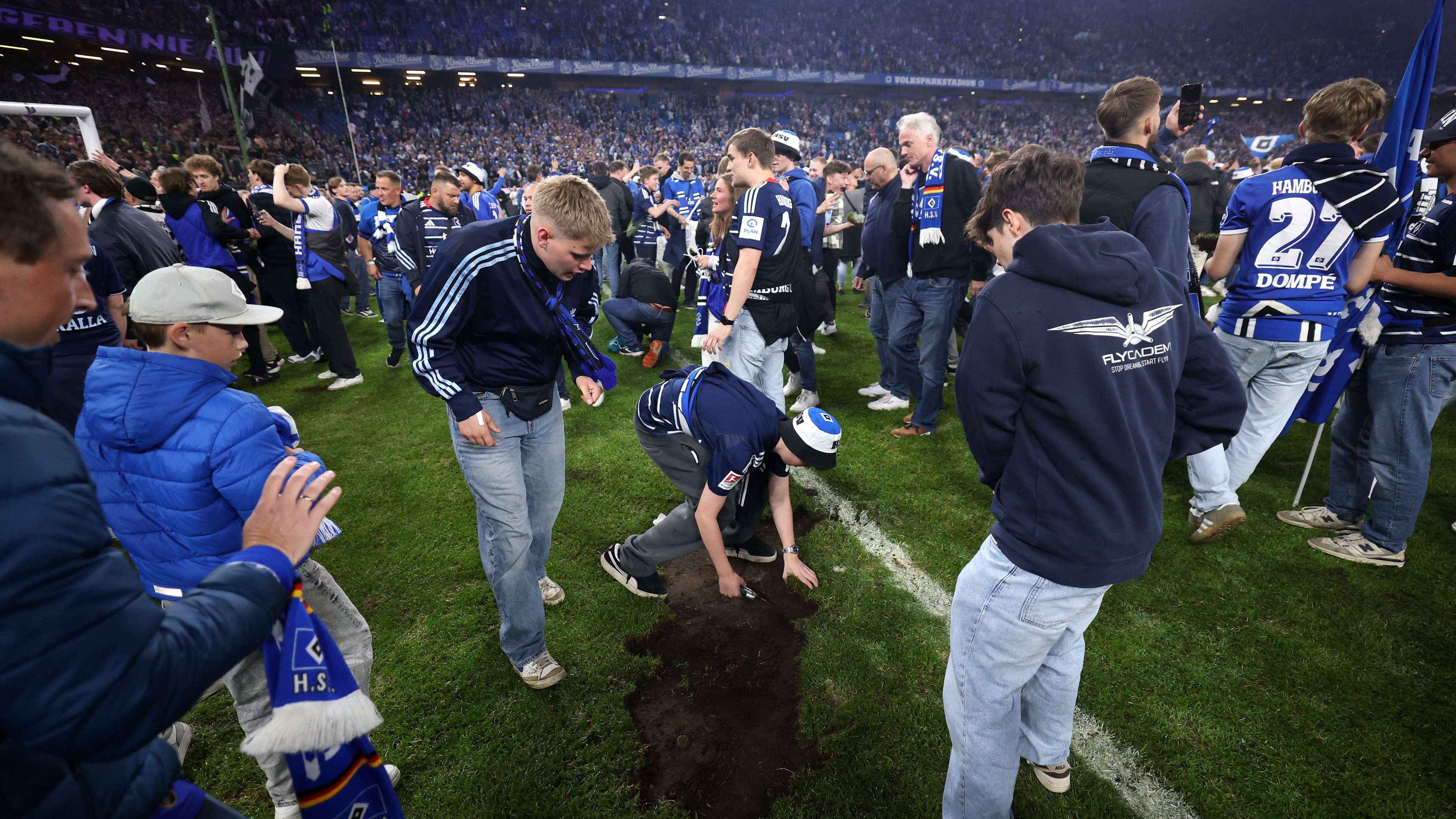 Setidaknya 25 orang dibawa ke rumah sakit dalam pesta promosi HSV