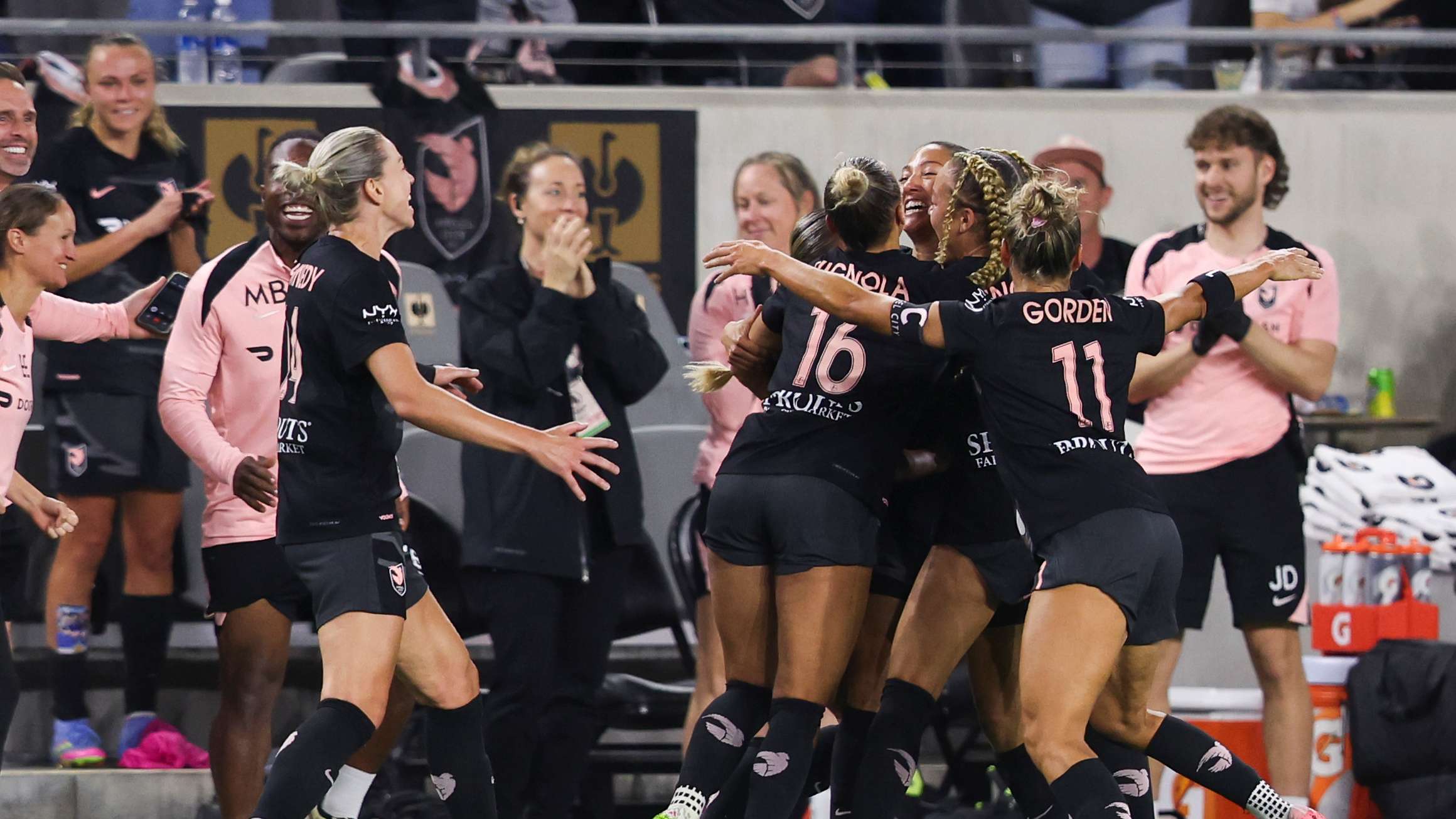TONTON: Christen Press mencetak gol spektakuler untuk Angel City