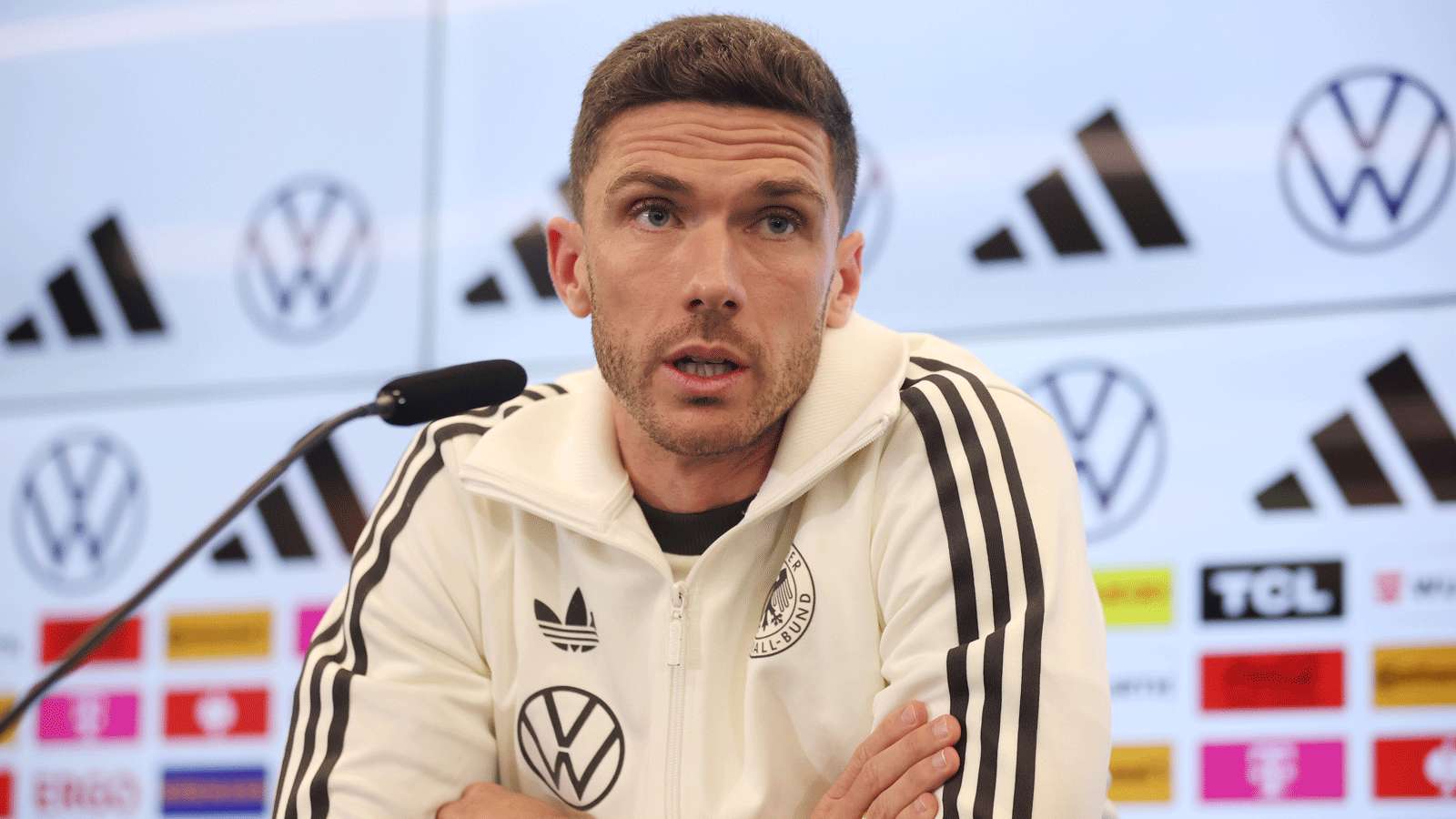 Pemain internasional Jerman Gosens menuntaskan transfer Serie A yang murah