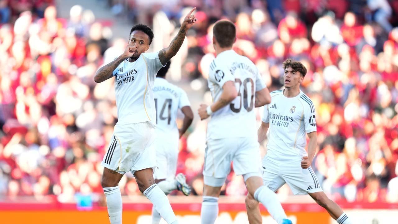 Translation:

Prediksi Line-up Real Madrid vs Bayern Munchen: Duel Raksasa di Bernabeu  